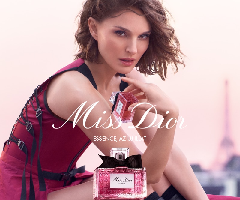 Miss Dior Essence parfüm rózsaszín üvegben, elegáns divatfotós háttérrel és Eiffel‑torony látvánnyal.
